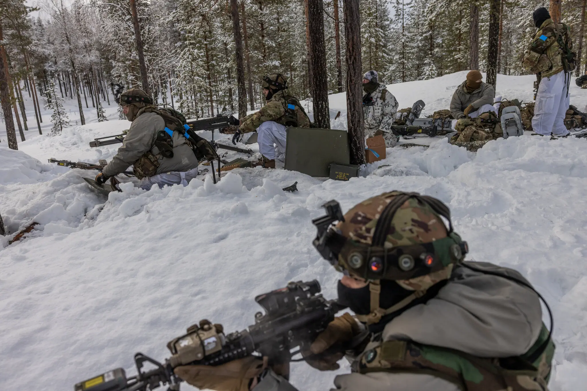 Американські солдати розставили кулемети на невеликих круглих пагорбах і викопали в снігу лисячі нори. Обидві сторони сказали, що війна в Арктиці була різною.